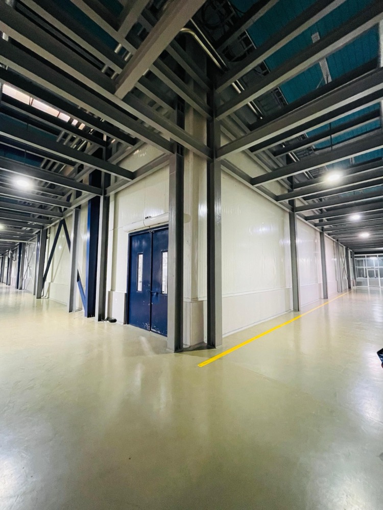 Beverage quality-control laboratory at Naubahar Bottling Pepsi Gujranwala — PIR-clad walls and ceiling, epoxy floor, technician in PPE, instrumentation across central island bench