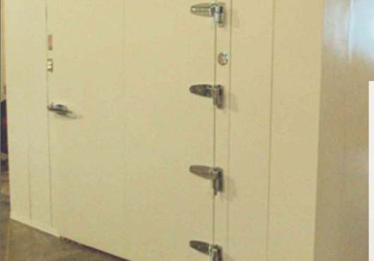 Walk-in cold room — insulated PIR box with hinged door, cam-lock latch and heavy-duty hinges